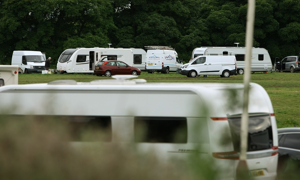 COURIER, DOUGIE NICOLSON, 29/06/15, NEWS.
Pic shows the travellers camped up on the land next to the Dundee Ice Arena tonight, Monday 29th June 2015.