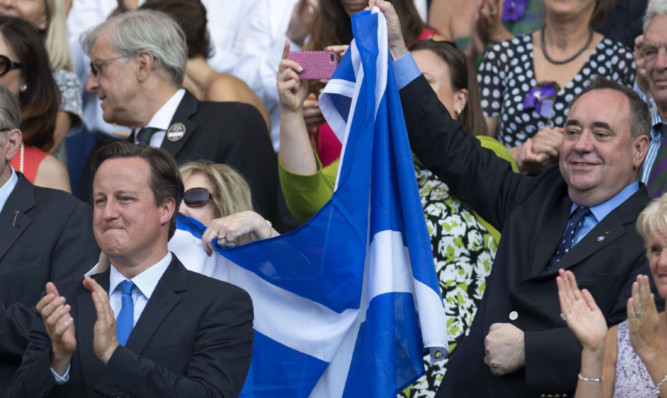 Alex Salmond raises the saltire after Andy Murray's win in 2013.