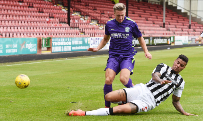 Dunfermlines Ben Richards-Everton challenges Jason Cummings.