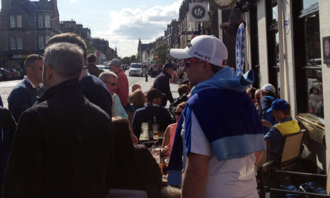 Pubs in St Andrews did a roaring trade on Saturday as golf fans were forced to find another way to fill their day.