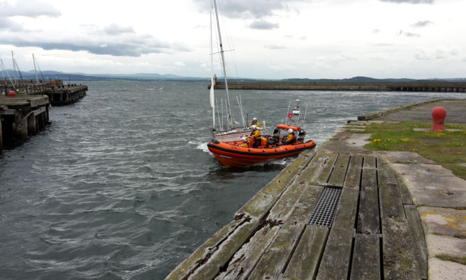 An RNLI lifeboat from Kinghorn recevied a shout following the incident.