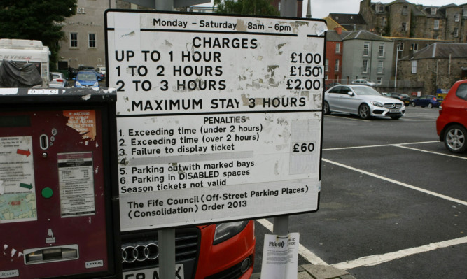 Murdo Fraser has called for a trial of free parking to rejuvenate town centres.