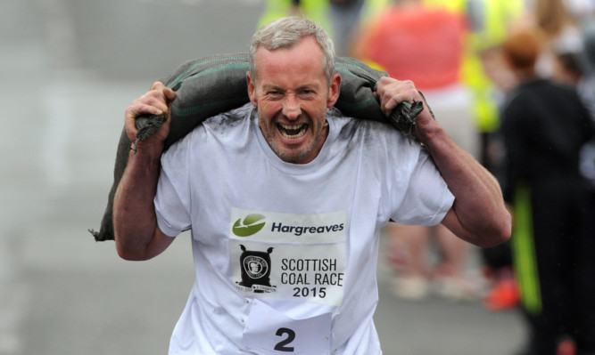 Jimmy McIntyre racing in the Scottish Coal Carrying Championships.