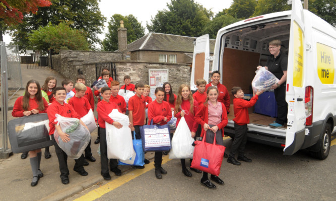 P7 pupils from Liff Primary School with donations for refugees. They are led by Active Schools coordinator Jo Whaite and main organiser Marie-Anne Scott.
