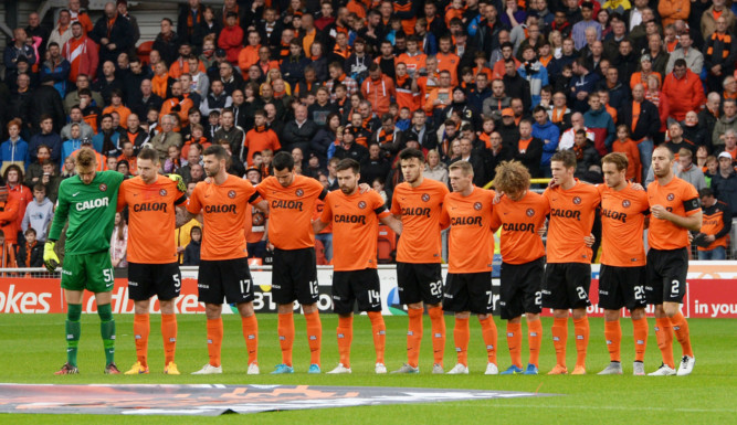 Tributes have been paid to Dundee United great Ralph Milne at Tannadice. A minutes silence was held before the match with Kilmarnock while supporters left tributes to the former winger outside the ground following his death last week.