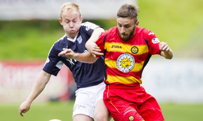 Dundee's Nicky Low battles with Steven Lawless.