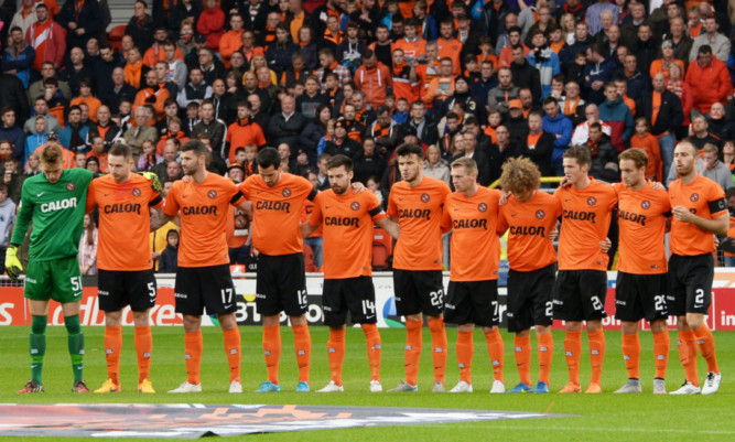 United's players observe the minute's silence.