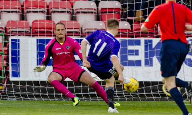 Alan Forrest beats Sean Murdoch to make it 1-0.