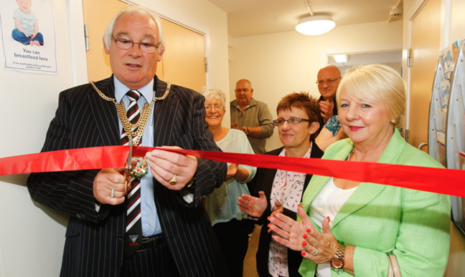 Provost of Fife Jim Leishman officially opens the new community flat in Dunfermlines Broomhead Drive with Councillor Helen Law (right) and Councillor Judy Hamilton (centre).