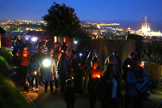 Hundreds of people gathered in Dundee to pay homage to 73,000 refugees known to have died crossing the Mediterranean Sea in search of a better life. In an event organised by the Dundee Refugee Support group, around 300 joined the Light Up the Law procession, led by a lone piper.
