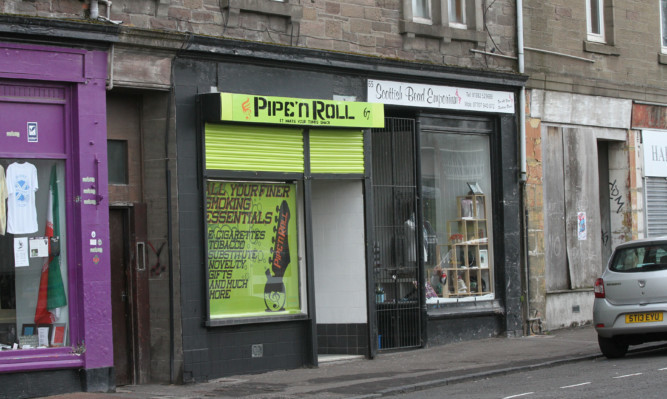 The  "Pipe n Roll "  legal high shop on Strathmartine Road.