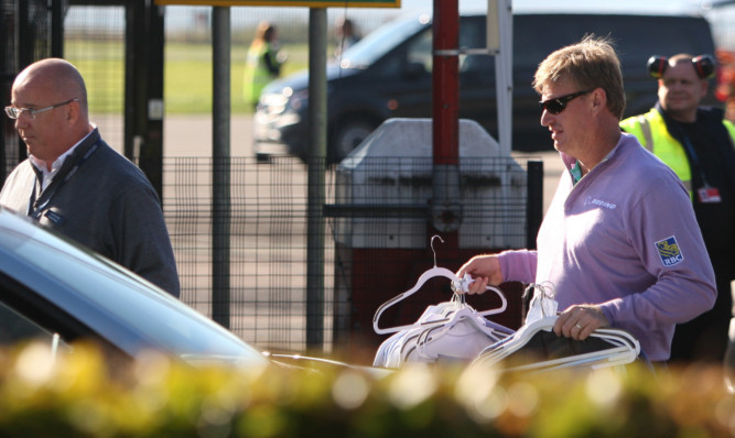 Ernie Els enjoys a sunny arrival at Dundee Airport