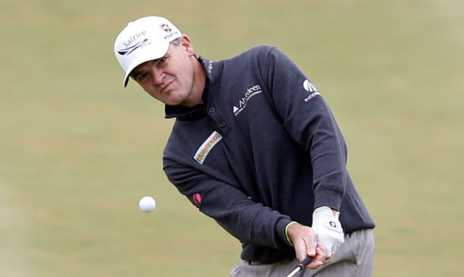 Paul Lawrie chips on to the 10th green.