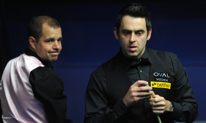 Ronnie O'Sullivan (right) has a three-frame advantage over Barry Hawkins ahead of today's finale.