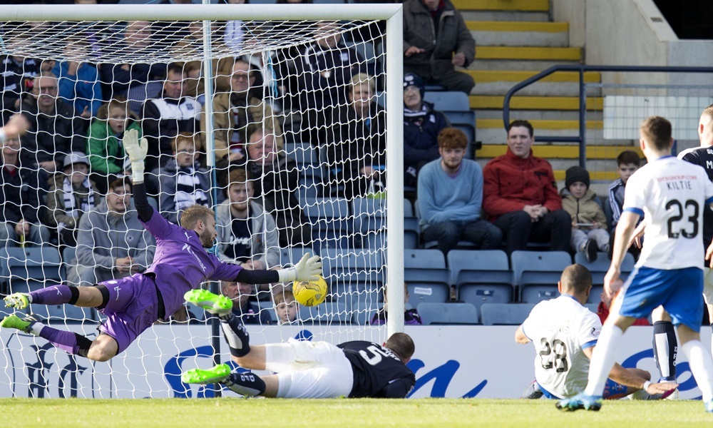 24/10/15 LABROKES PREMIERSHIP 
  DUNDEE v KILMARNOCK 
  DENS PARK - DUNDEE 
  Kilmarnock's Josh Magennis (28) opens the scoring