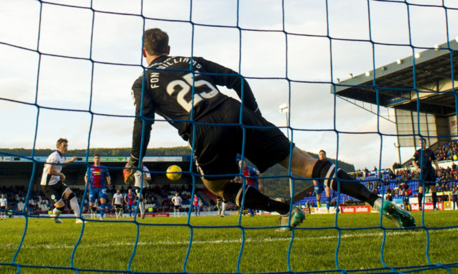 Liam Craig tucks away a late penalty.