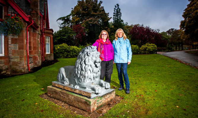 From left: Artist/sculpture Eunice Cameron and Alice Soper alongside the parks' famous stone lions.