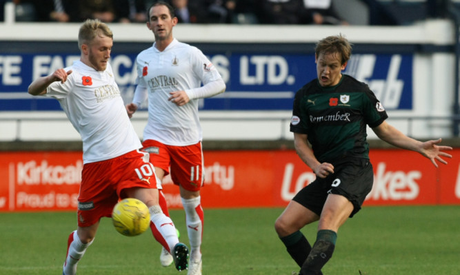 Raiths James Craigen gets in a shot at the Falkirk goal as Craig Sibbald closes in.