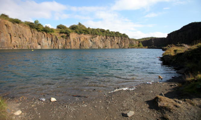 New signs and fencing have been erected at Prestonhill Quarry in Inverkeithing.