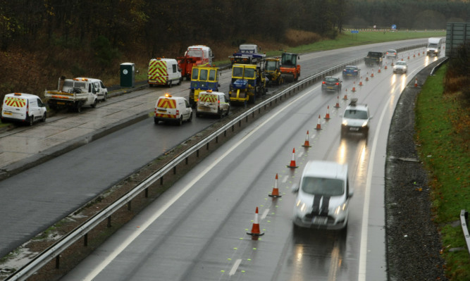 The bad weather is being blamed for the roadworks being delayed on the M90 near Kinross.