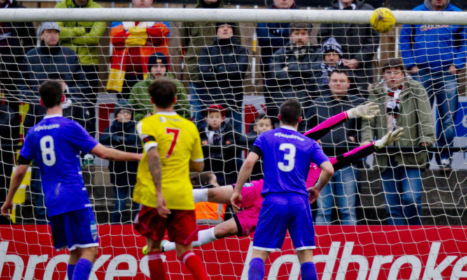 Dunfermline took the lead against Albion Rovers but were pegged back by a fine strike.