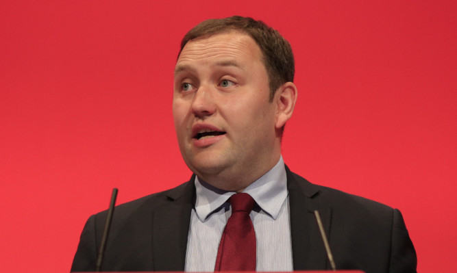 Shadow Scottish secretary Ian Murray does not think air strikes in Syria will have an impact on IS.