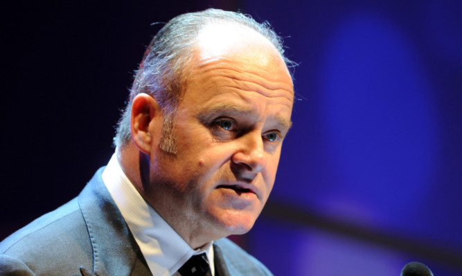 Paul Walsh is to stand down as chief executive of drinks giant Diageo.