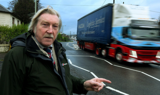 Mr Barnacle beside the A977 in the Crook of Devon.