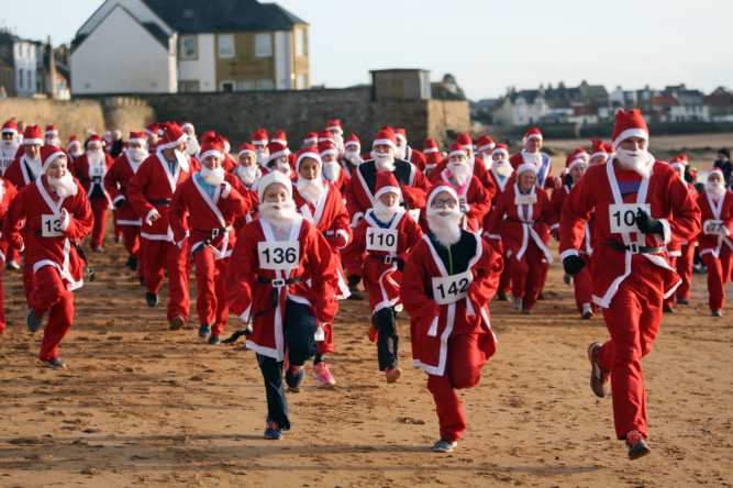 Almost 80 Santas of all shapes and sizes raced on the sands at Elie on Sunday. The event, hosted by East Neuk OFife Round Table, raised £900 for East Neuk First Responders.
