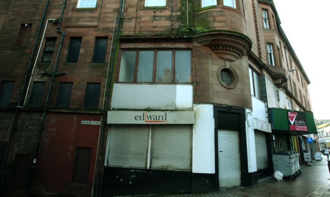 Kings Theatre Kirkcaldy has achieved its initial £8,000 target to renovate the building on the towns High Street.