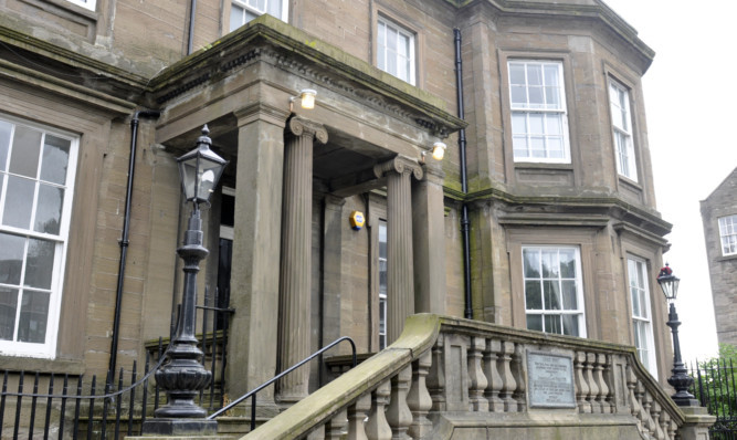 A Glasgow-based businessman is keen to turn the former Dundee University building into restaurant and cocktail bar.