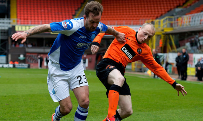 Willo Flood battles with St Johnstones Rowan Vine.