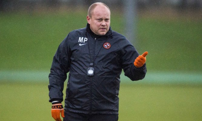 Mixu Paatelainen gives out instructions during training.