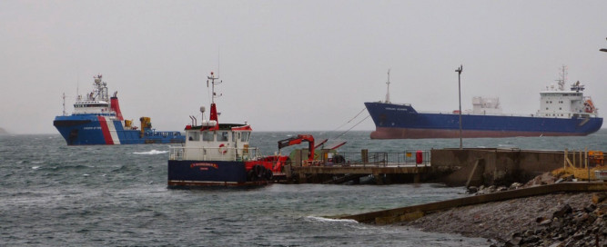 Briggs Groups Kingdom of Fife with the stranded Lysblink cargo vessel in tow.