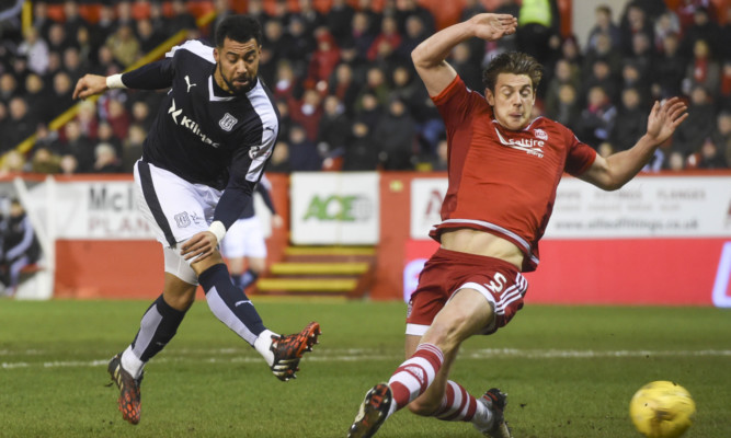 22/01/16 LADBROKES PREMIERSHIP
ABERDEEN v DUNDEE
PITTODRIE - ABERDEEN
Dundee's Kane Hemmings (left) is closed down by Ash Taylor