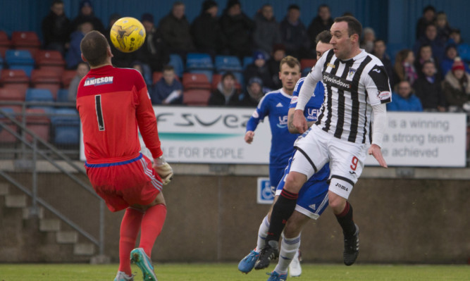 Pars striker Michael Moffat is frustrated yet again by on-form Peterhead keeper Graeme Smith.