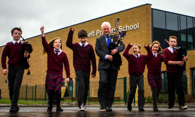 Councillor Ian Miller alongside pupils, from left, Lexie MacDonald (P5), Ruairidh Campbell (P7), Rebecca Scott (P5), Rosie Brown (P5) and Douglas Graham (P7).