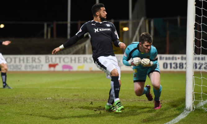 Kane Hemmings scores for Dundee.