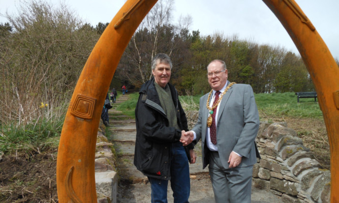 Artist Kevin Blackwell (left) and Lord Provost Bob Duncan at the new sculpture.