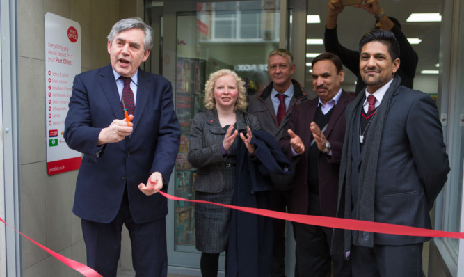 ordon Brown with Claire Baker MSP, Councillor Tom Adams, Akbar Ali and sub-postmaster Atif Naseer.