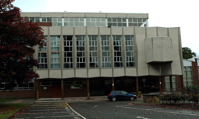 Fife College is to withdraw from the Elmwood campus in Cupar.