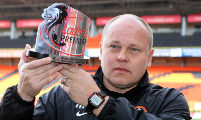 Mixu Paatelainen with his award.