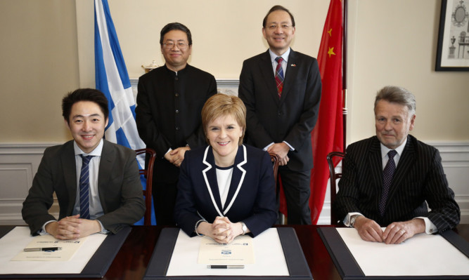 The First Minister signed a "memorandum of understanding" (MOU) with SinoFortone and China Railway No 3 Engineering Group (CR3).