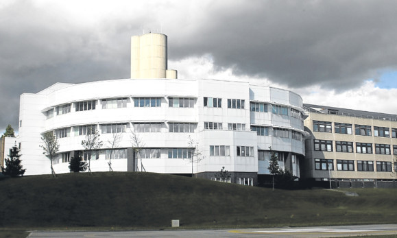 The new automated switchboard at Ninewells Hospital has been criticised by doctors and patients.