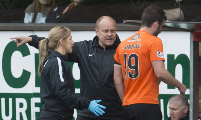 Mixu Paatelainen has words with Gavin Gunning after the defender walked off the pitch during the weekend's match with Inverness.