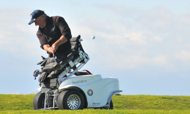 Double amputee Vietnam War veteran Jim Martinson in action on the St Andrews Old Course