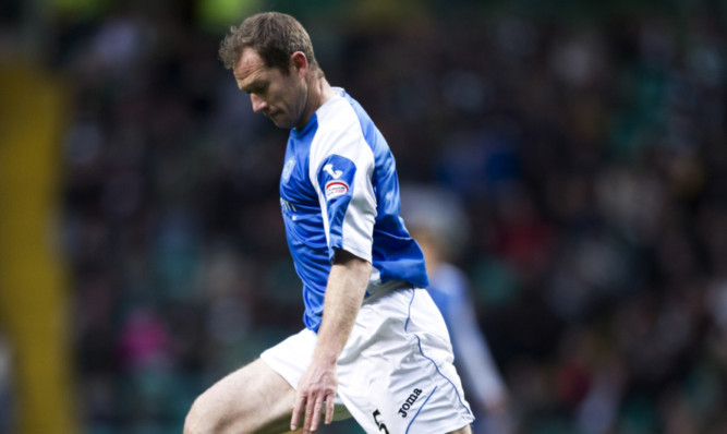 11/11/12 CLYDESDALE BANK PREMIER LEAGUE
CELTIC v ST JOHNSTONE (1-1)
CELTIC PARK - GLASGOW
Frazer Wright in action for St Johnstone