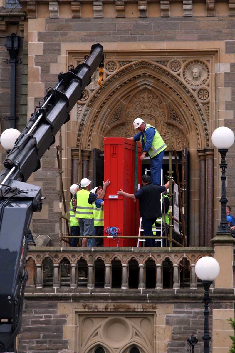 Steve MacDougall, Courier, McManus Gallery, Meadowside, Dundee. A large painting is manoeuvred into the building. Pictured, this is actually the 'empty' crate being removed.