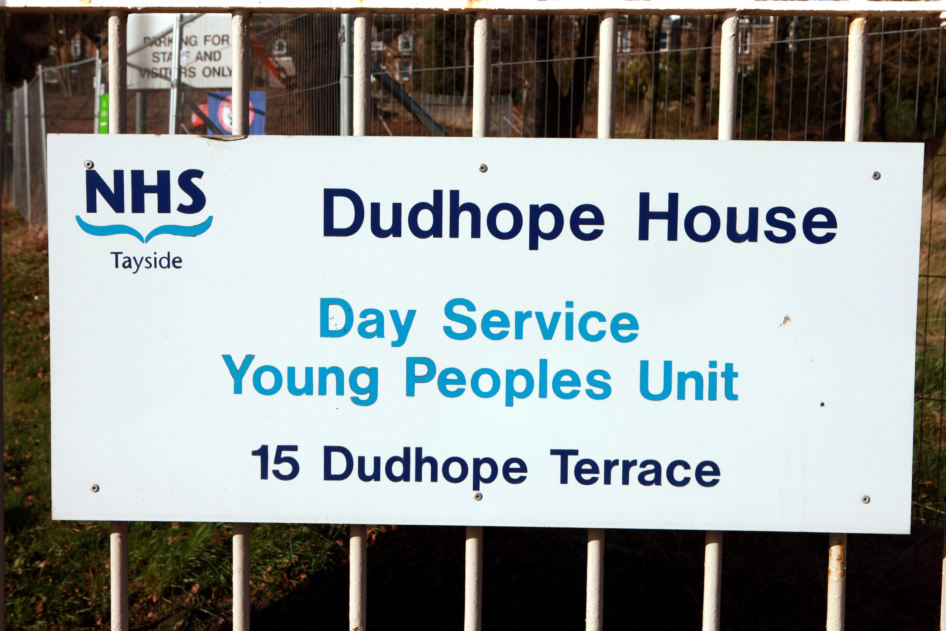 There are concerns about the low number of specialists at Dudhope House.