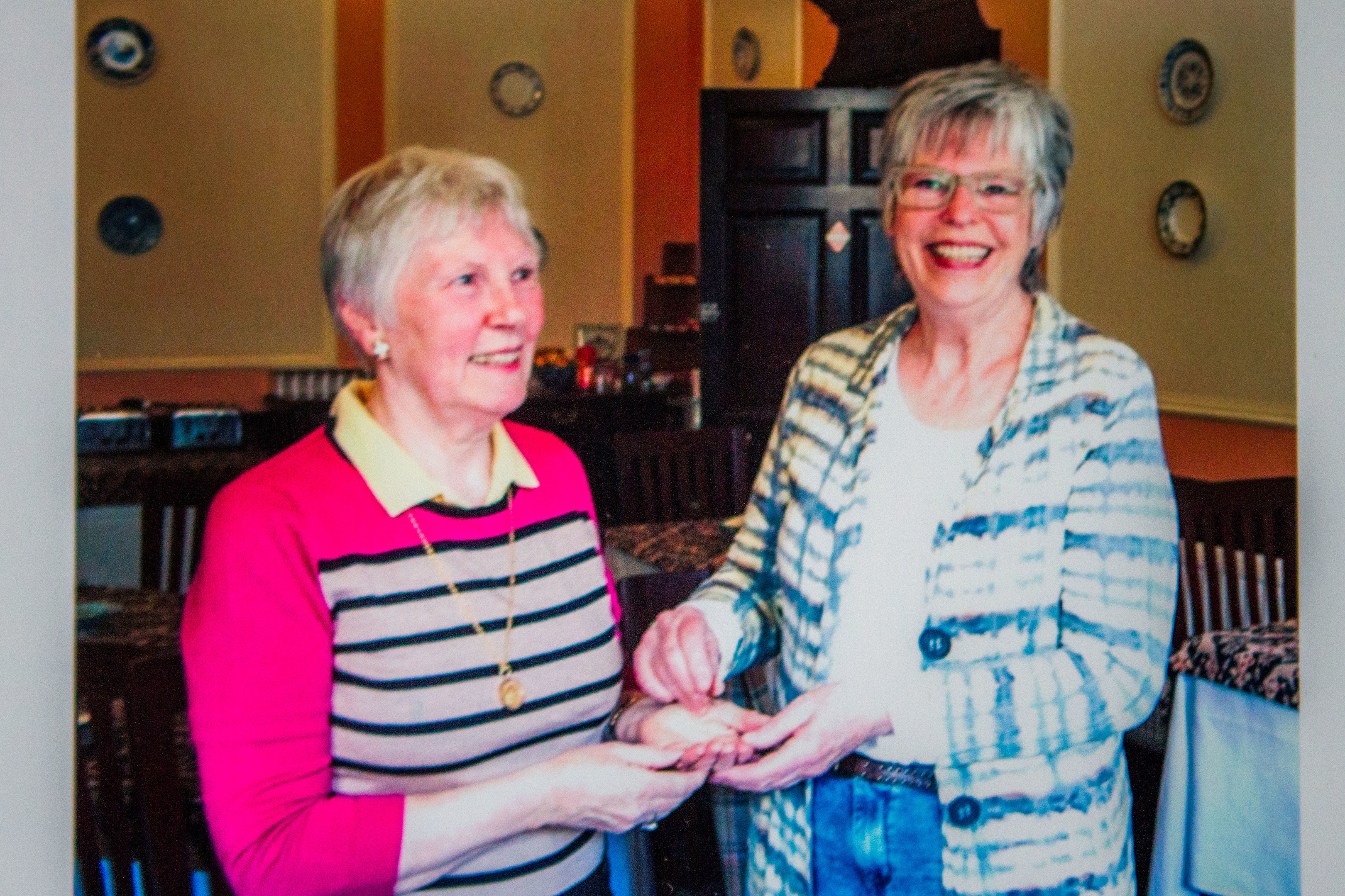  Maureen Irvine (left) receiving the piece from Elly Zwaansdijk